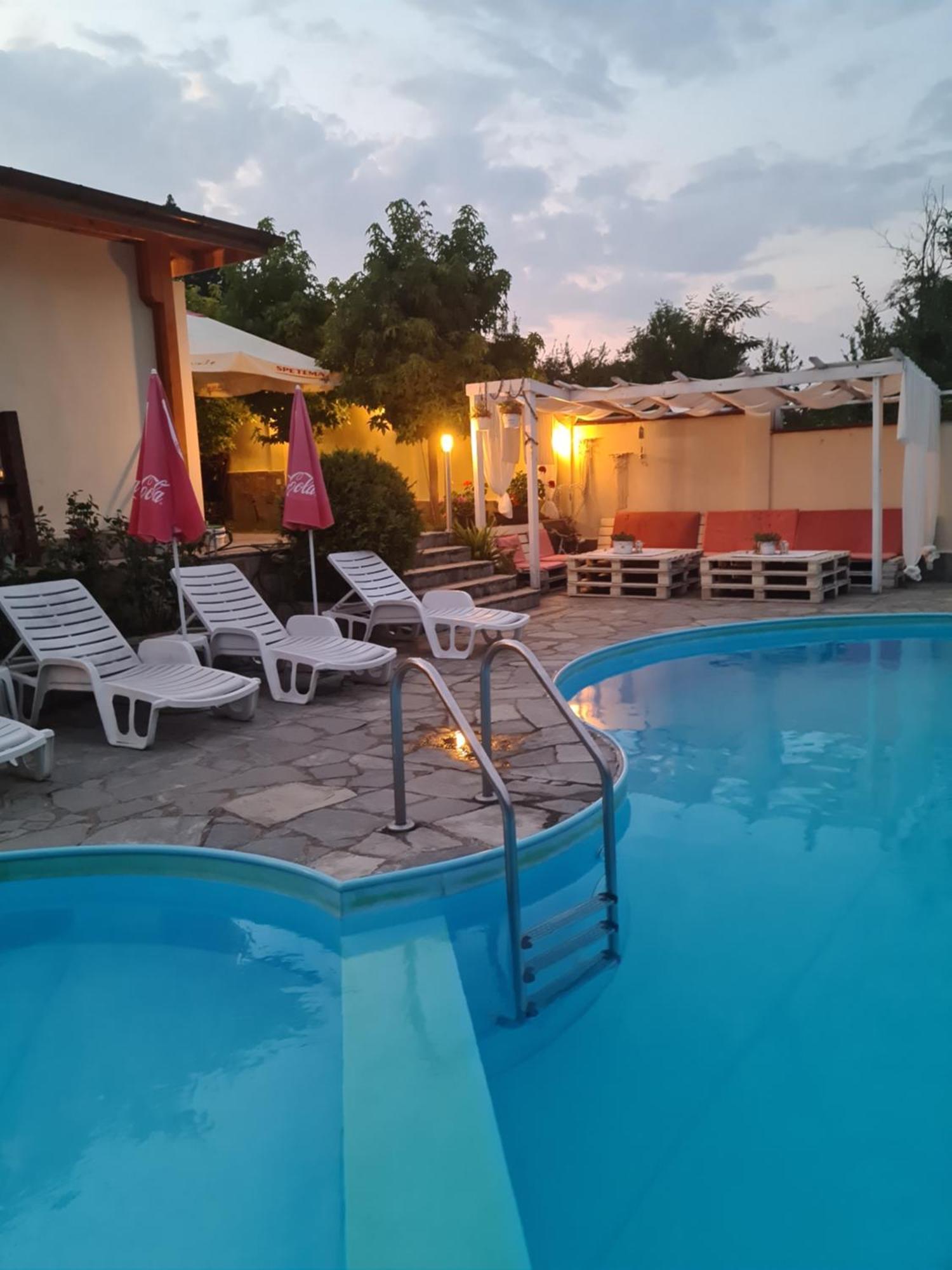 Family Hotel Komhotel Berkovica Exteriér fotografie